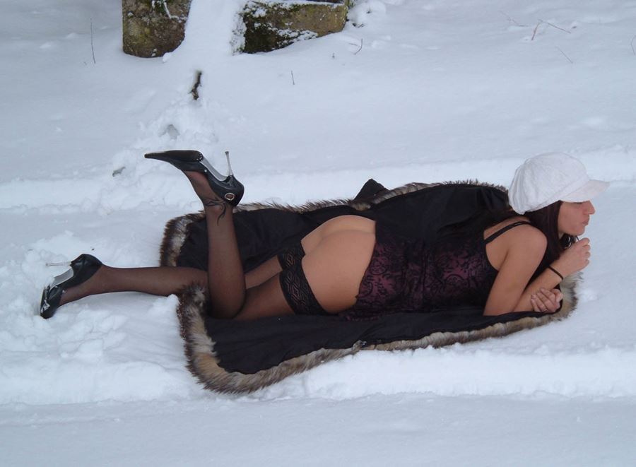 Sexig milf i nylonstrumpor visar rumpan